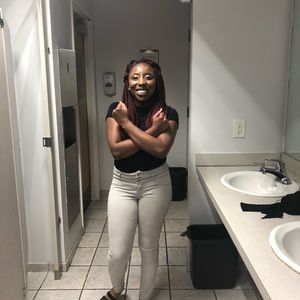 Meet your Posher, Khalia